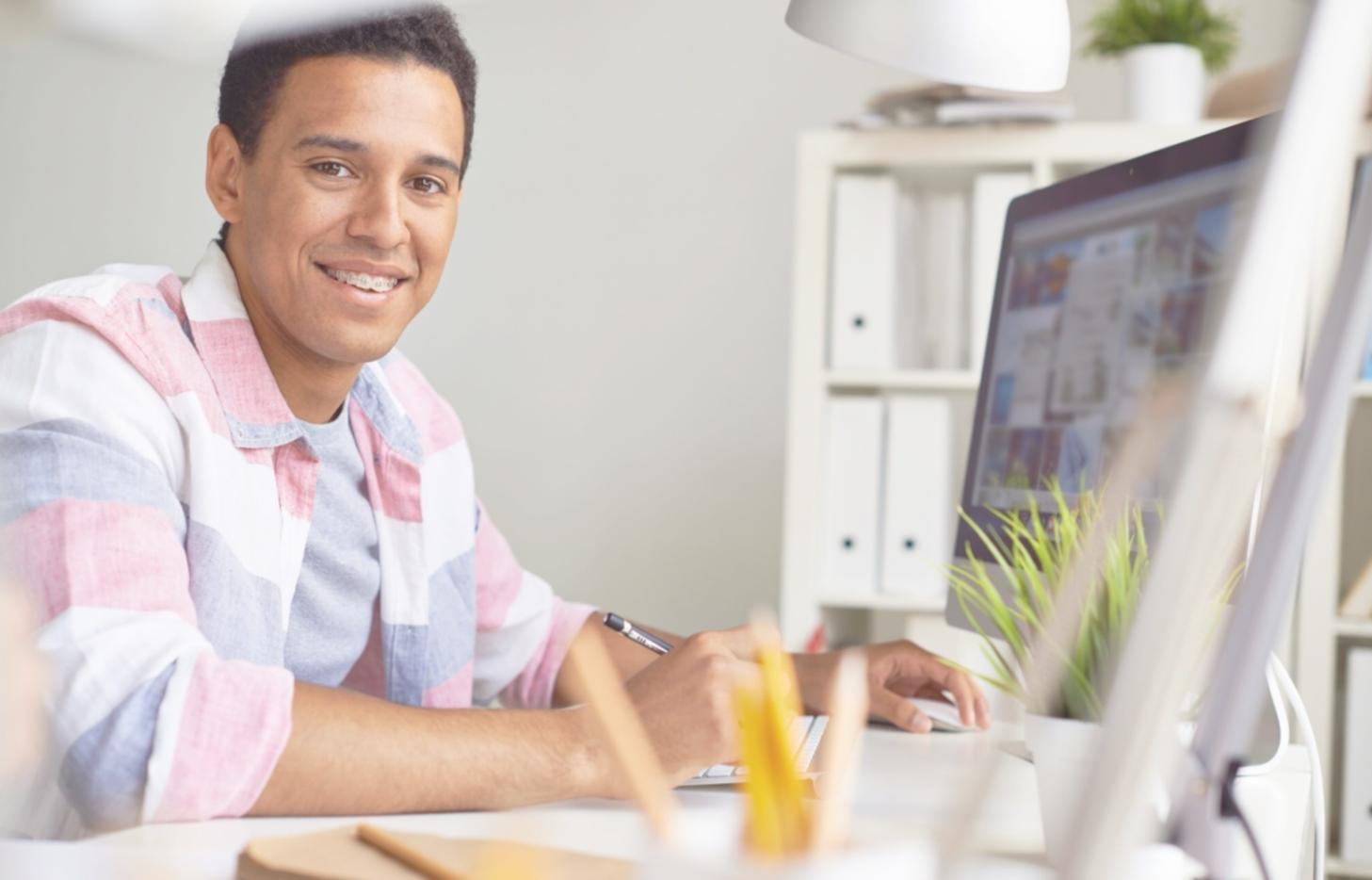 Profesional analizando tendencias del mercado financiero