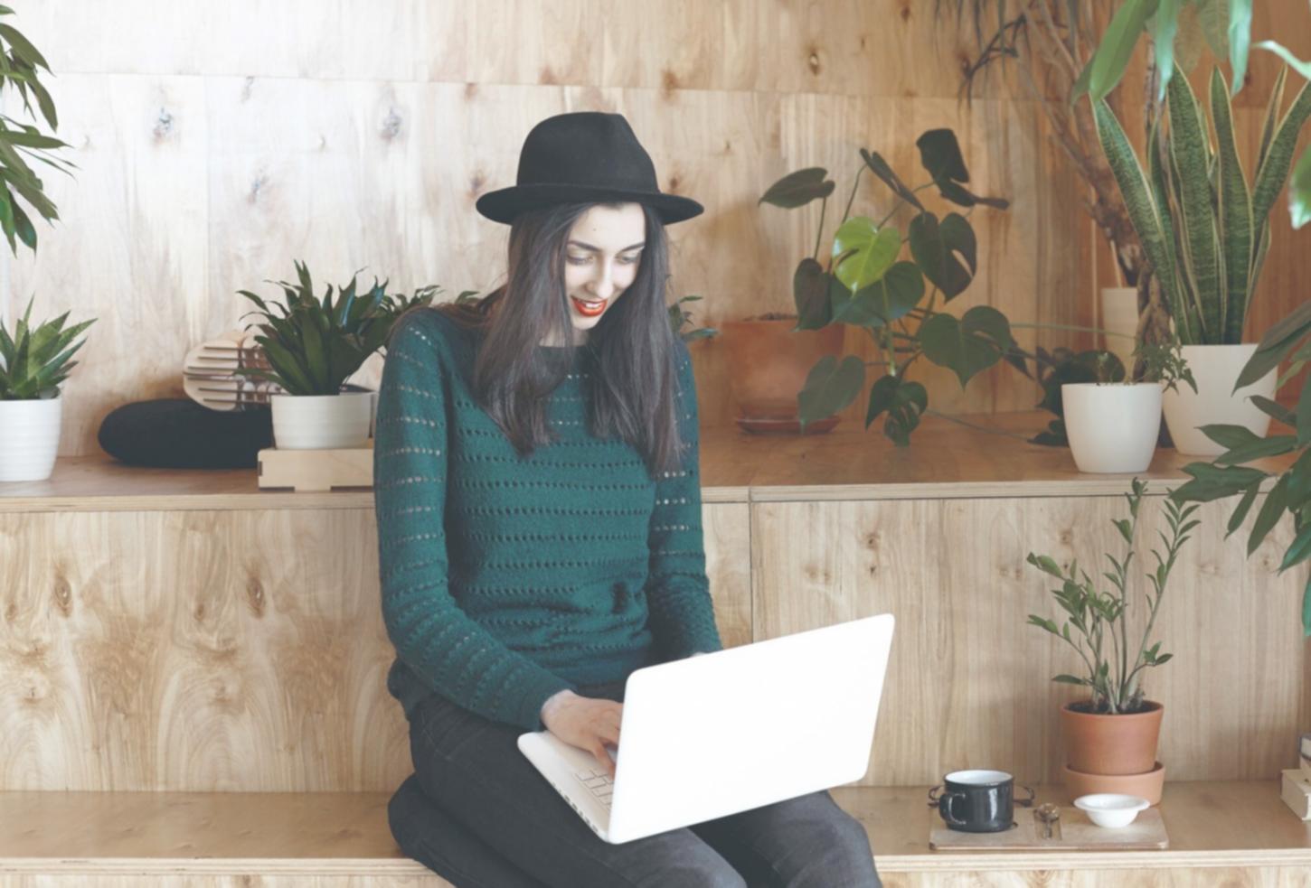 Espacio de trabajo con análisis financiero y documentos
